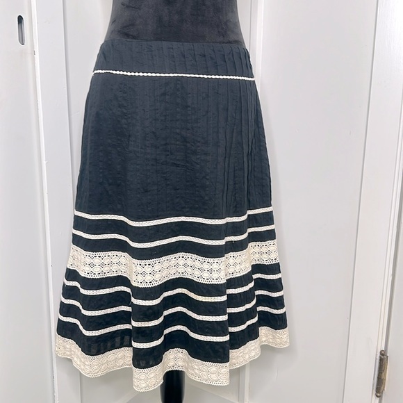 Ann Taylor black and cream pleated crochet trim a line midi skirt size 6 - Picture 1 of 10